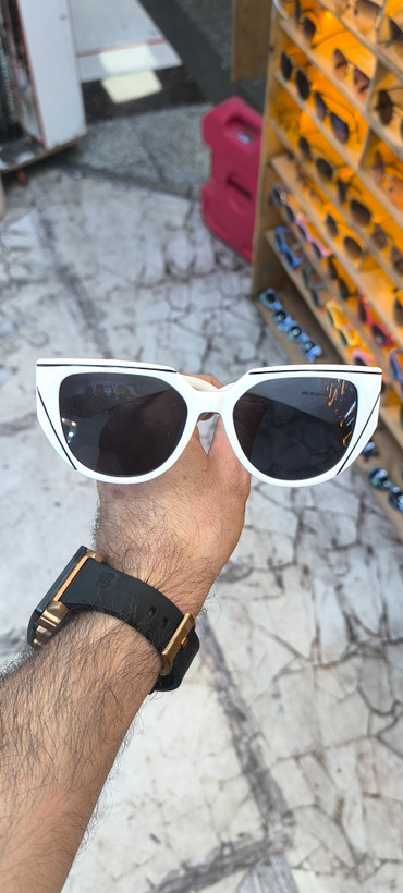 عینک آفتابی از برند معروف پرادا